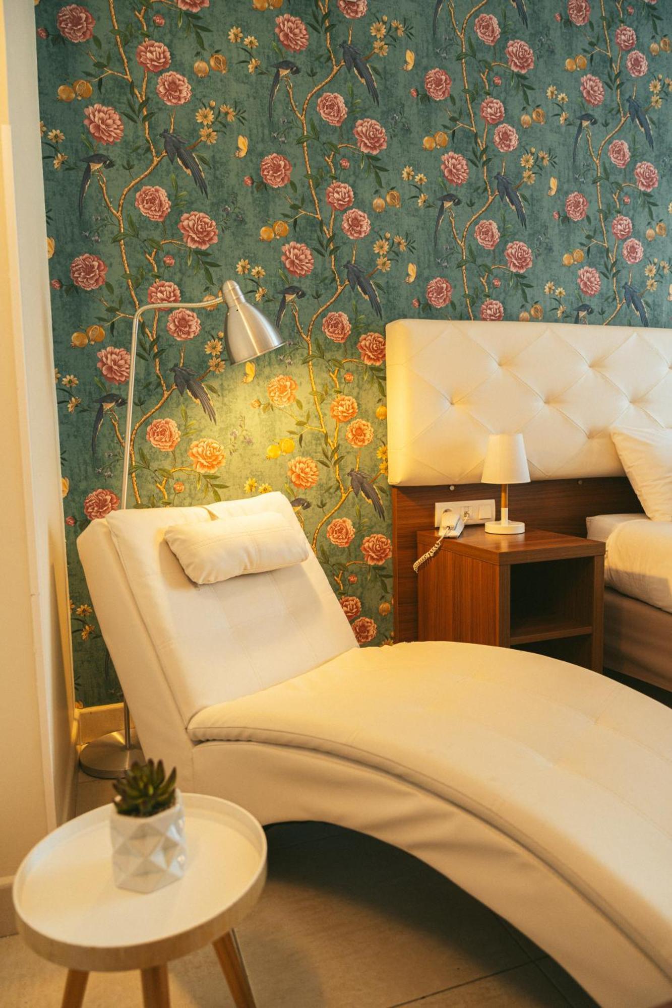 Hotel Holidays & Work Hotel Sanary-sur-Mer