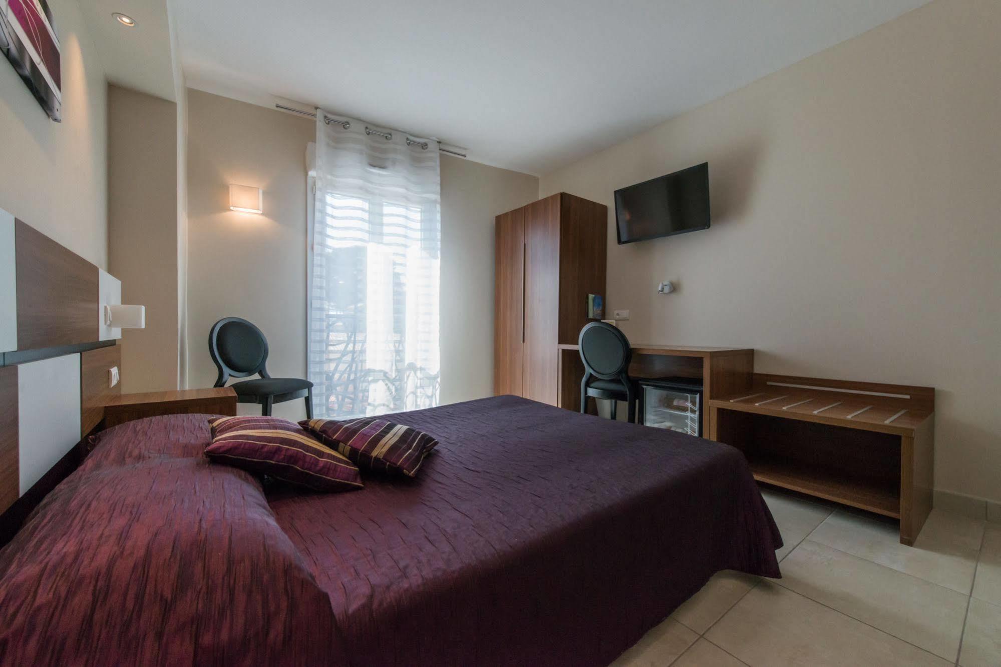 Hotel Holidays & Work Hotel 3*